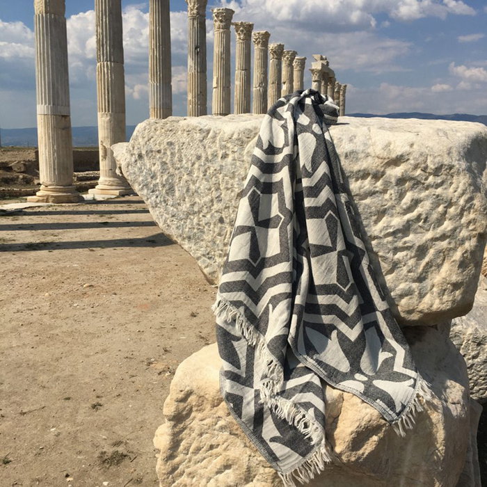 Mijölnir Lalezar Toalla de Playa Fouta Negro y Beige
